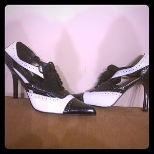 New Ann Michelle Spectator Heels Black/White Sze 9